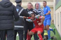 Футболіст побив суддю за червону картку і покинув стадіон в кайданках (відео)