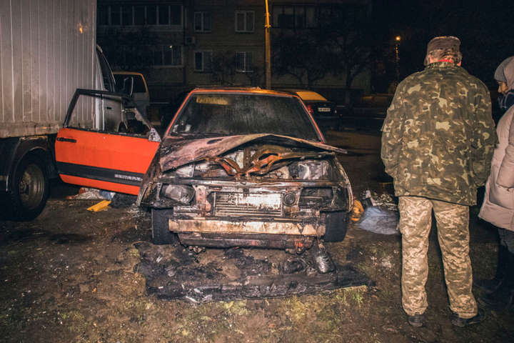 На Троєщині згорів автомобіль, в якому два роки жив чоловік (фото, відео)