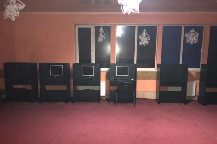 Правоохоронці вилучили вісім комп'ютерів - На Київщині поліція виявила черговий підпільний гральний заклад (фото)