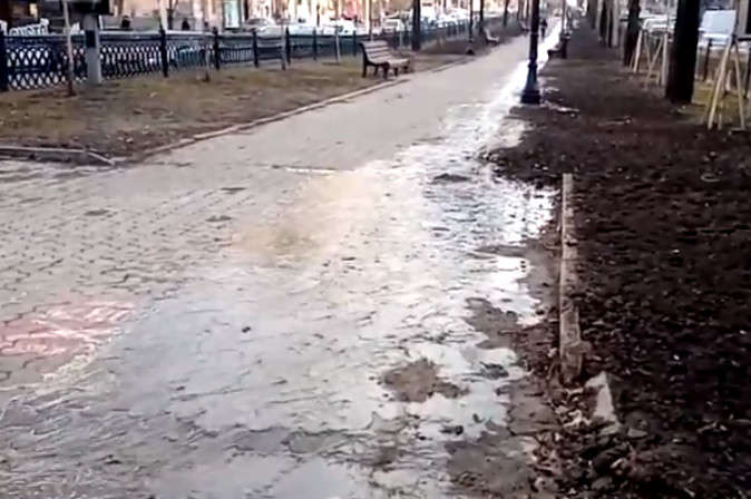 У центрі Києва прорвало трубу: вулицею тече річка (відео)