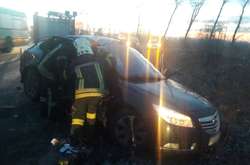 Тіло загиблої пасажирки діставали з автівки рятувальники