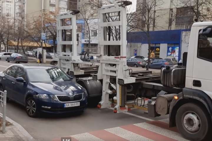 Забирають авто за хвилину: у Києві запрацювали нові евакуатори (відео)