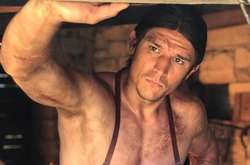 Актер сериала «Крепостная» с голым торсом: откровенные фото