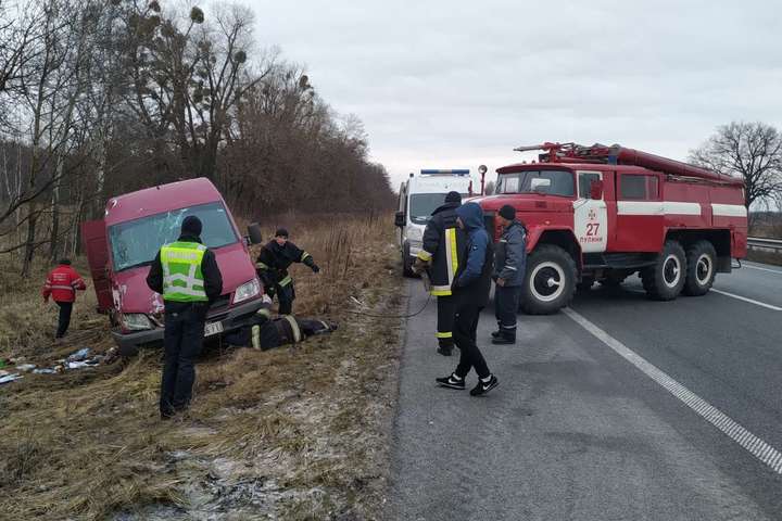 На трассе Киев-Чоп перевернулся микроавтобус, погибла пассажирка