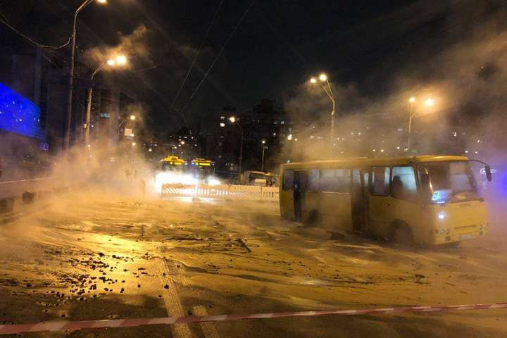 У Києві маршрутка з людьми провалилася в яму з окропом: фото