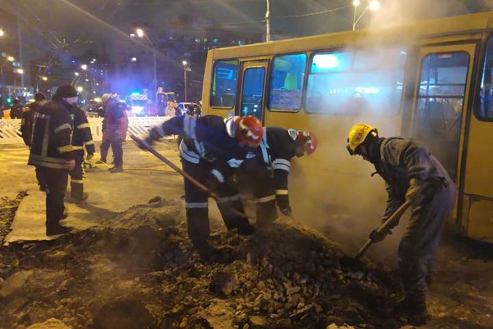 У Києві влада компенсує збитки водіям, чиї авто постраждали біля Ocean Plaza