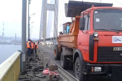 Заторів стане ще більше: у Києві обмежено рух двома мостами