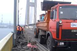 Заторів стане ще більше: у Києві обмежено рух двома мостами