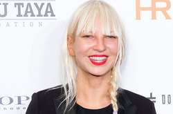  Воспитывать ребенка Сиа будет одна 
  