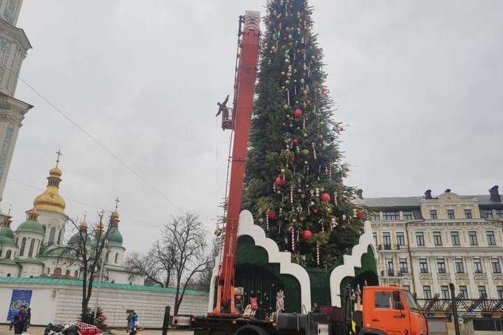 На Софійській площі розпочався демонтаж новорічної ялинки (фото)