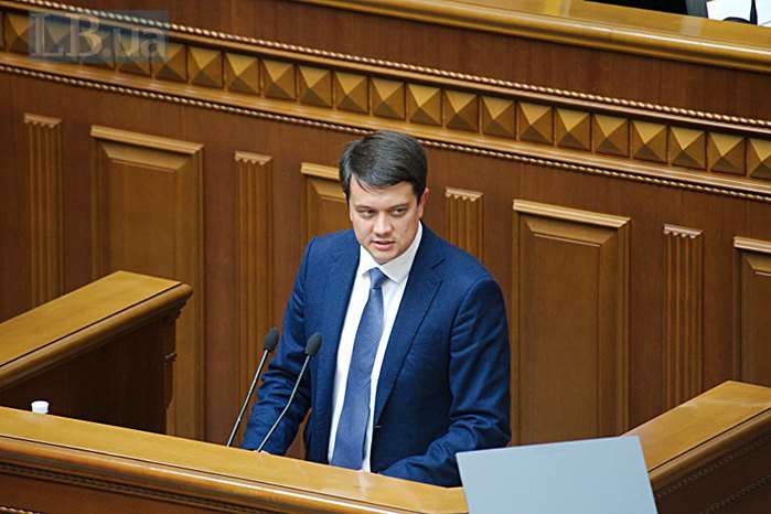 Дмитро Разумков зазначив, що парламент заслухає міністрів за цим питанням після годин запитань до уряду в п'ятницю - Рада планує заслухати Кабмін щодо премій і надбавок чиновників 17 січня