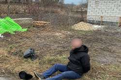 На Київщині чоловік з револьвером накинувся на поліцейських (фото, відео)