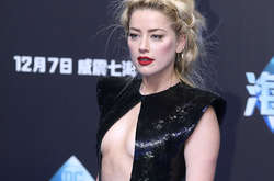  Папарацци засняли страстные поцелуи 33-летней Эмбер Херд с новой возлюбленной 
  