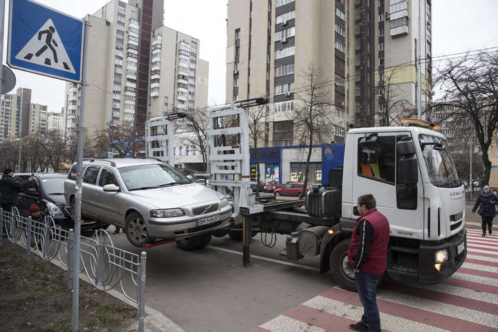 Кличко показав, як у Києві працюють нові евакуатори (фото, відео)