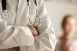 У Львові лікарка не прийняла жінку, бо «треба першим пустити в кабінет чоловіка»