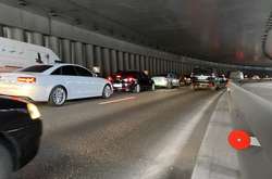 Комунальники змонтували у тунелі змонтували світлоповертальні смуги, катафоти