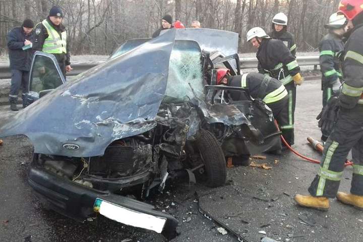 Смертельна ДТП на Братиславській: рятувальники вирізали з авто тіло водія (фото)