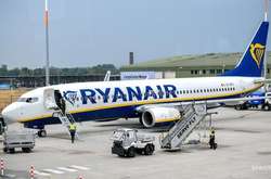  15 січня літак з реєстраційним номером SP-RSB приземлився в Херсоні, в 10:30 літак вилетів до Катовіце 