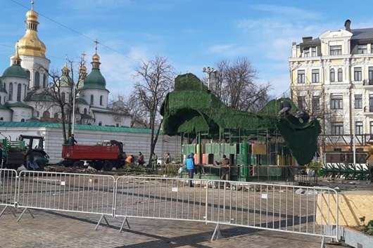 Кияни помітили на Софійській площі дивну зелену конструкцію (фото)
