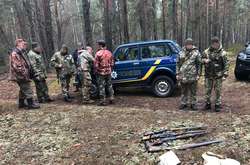  Правоохоронці вилучили автомобіль та зброю мисливців  