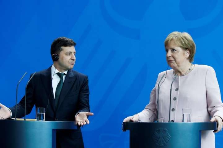 Зеленський обговорив з Меркель розслідування катастрофи літака МАУ 