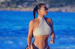 Ким Кардашьян отдохнула на мексиканском пляже в откровенном купальнике (фото)