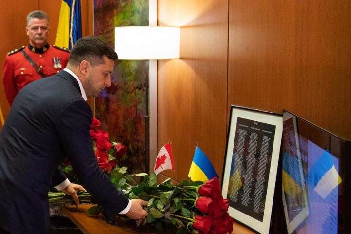 Зеленський відвідав посольство Канади й вшанував загиблих у катастрофі літака МАУ