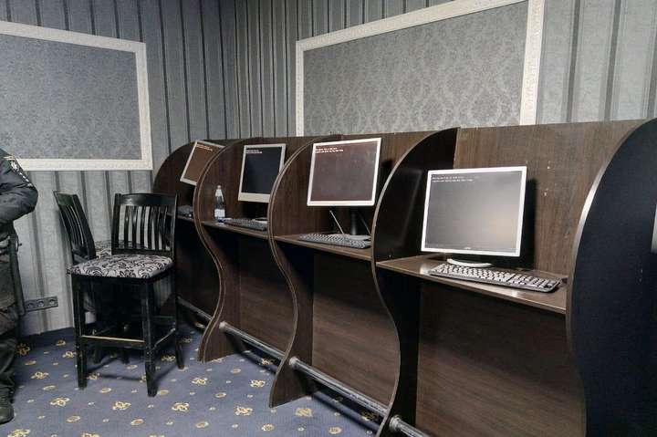 Поліція вилучила 10 системних блоків, 11 моніторів, комплектуючі до комп’ютерної техніки - На Київщині правоохоронці вже закрили майже 300 гральних закладів (фото)