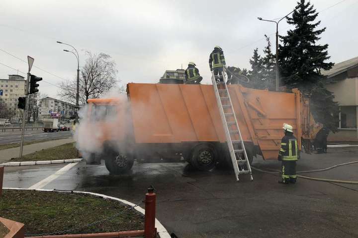 У Києві на ходу загорівся сміттєвоз і сам приїхав до рятувальників (фото)