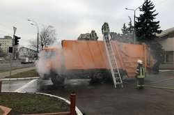 У Києві на ходу загорівся сміттєвоз і сам приїхав до рятувальників (фото)