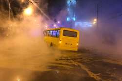 Внаслідок прориву теплотраси на дорозі утворилося провалля, в яке потрапила маршрутка з пасажирами