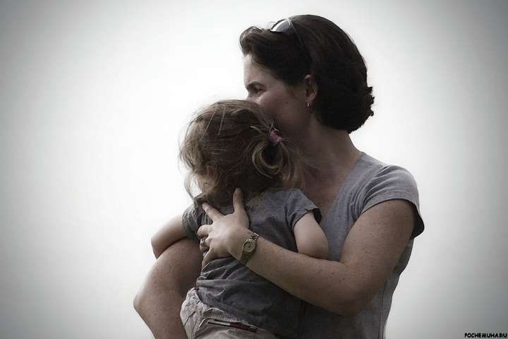 Одиноким матерям увеличат госпомощь: названы суммы