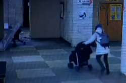 На дитину впали демонтовані двері, що стояли під стіною