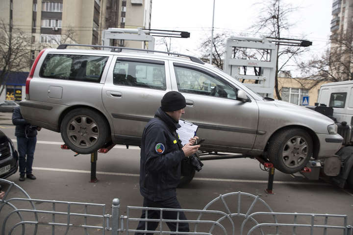 За два тижні у Києві евакуйовано майже 600 автівок порушників паркування
