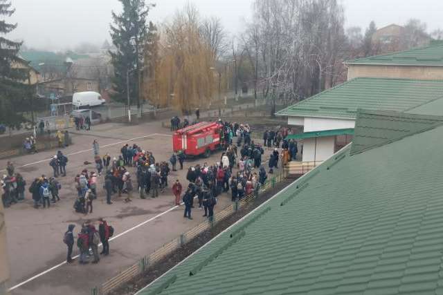 Зі школи під Києвом евакуювали дітей: невідомий розпилив сльозогінний газ (фото)