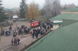 Рятувальники евакуювали зі школи понад 1700 дітей