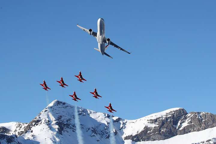 Фантастичне видовище: політ Airbus A321 і винищувачів F-5E Tiger в горах Швейцарії