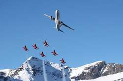 Фантастичне видовище: політ Airbus A321 і винищувачів F-5E Tiger в горах Швейцарії