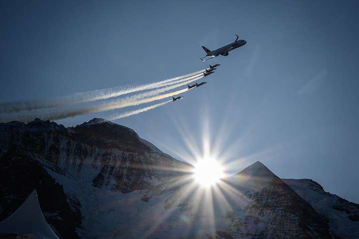 Фантастическое зрелище: полет Airbus A321 и истребителей F-5E Tiger в горах Швейцарии