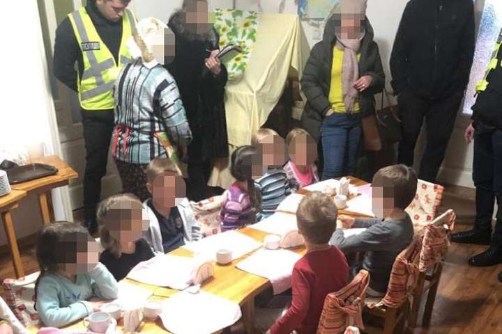 У Києві правоохоронці виявили незаконне утримання 11 дітей (фото)