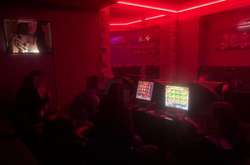 Біля метро «Дарниця» поліцейські викрили підпільний гральний заклад (фото, відео)