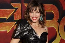 «Распухли лодыжки, как у слона, болит спина»: у Миллы Йовович проблемы со здоровьем в последние недели беременности