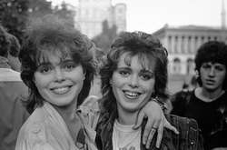 Фотограф нашел близнецов для повторного фото через 30 лет