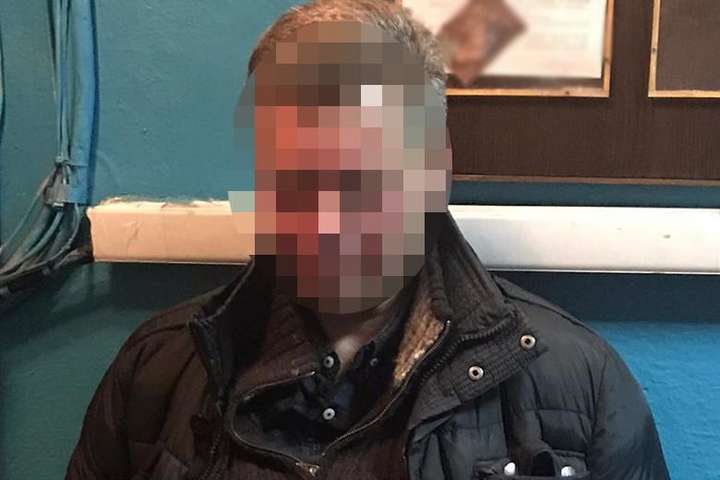 У київському метро чоловік напав на поліцейського