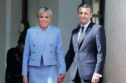 Еммануель Макрон разом зі своєю дружиною Бріжит відвідав театр Буф-дю-Нор в Парижі