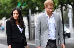  38-летняя Меган Маркл и 35-летний принц Гарри перестанут выполнять обязанности членов королевской семьи, а также больше не будут именоваться Их Королевское высочество 
  