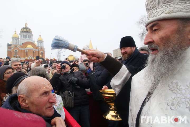 Московська церква освятила води Дніпра (фоторепортаж)
