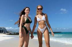 Как сестры: Полякова с дочкой похвастались телом в бикини (фото)