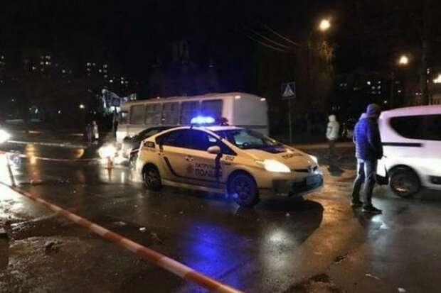 В Києві вдарили поліцейського, послали на три літери і збили машиною (відео)