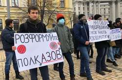 «Прихильників руского міра» закидали петардами під час ходи у Києві (відео)